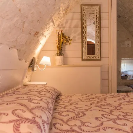 Trulli Donna Isabella 4* לוקורוטונדו